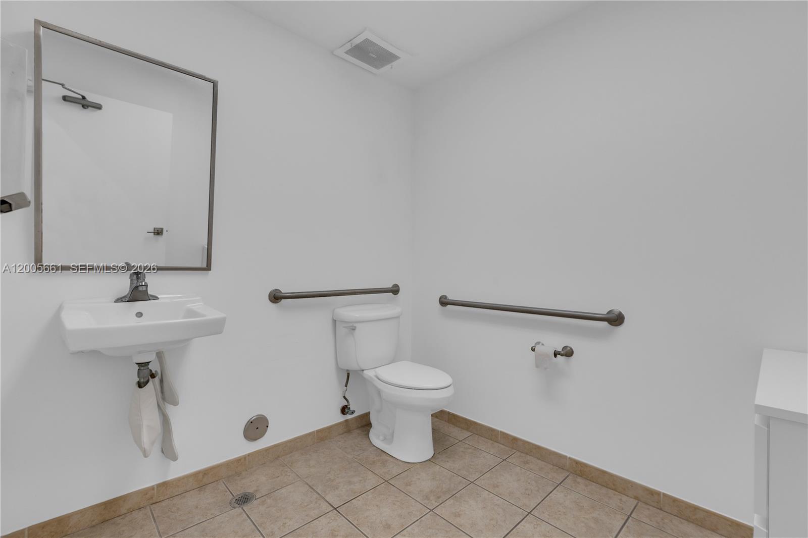 11  /   sq. ft. $ 2026-04-22 0 Photo