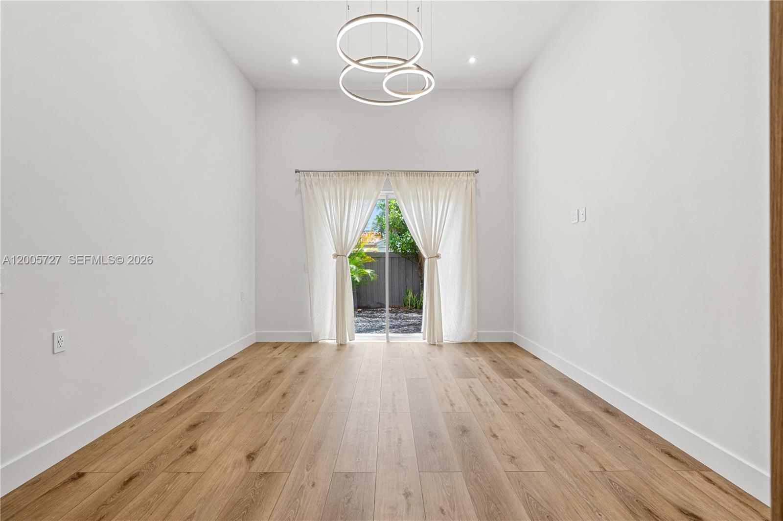 635 5 / 3 2199 sq. ft. $ 2026-04-22 0 Photo