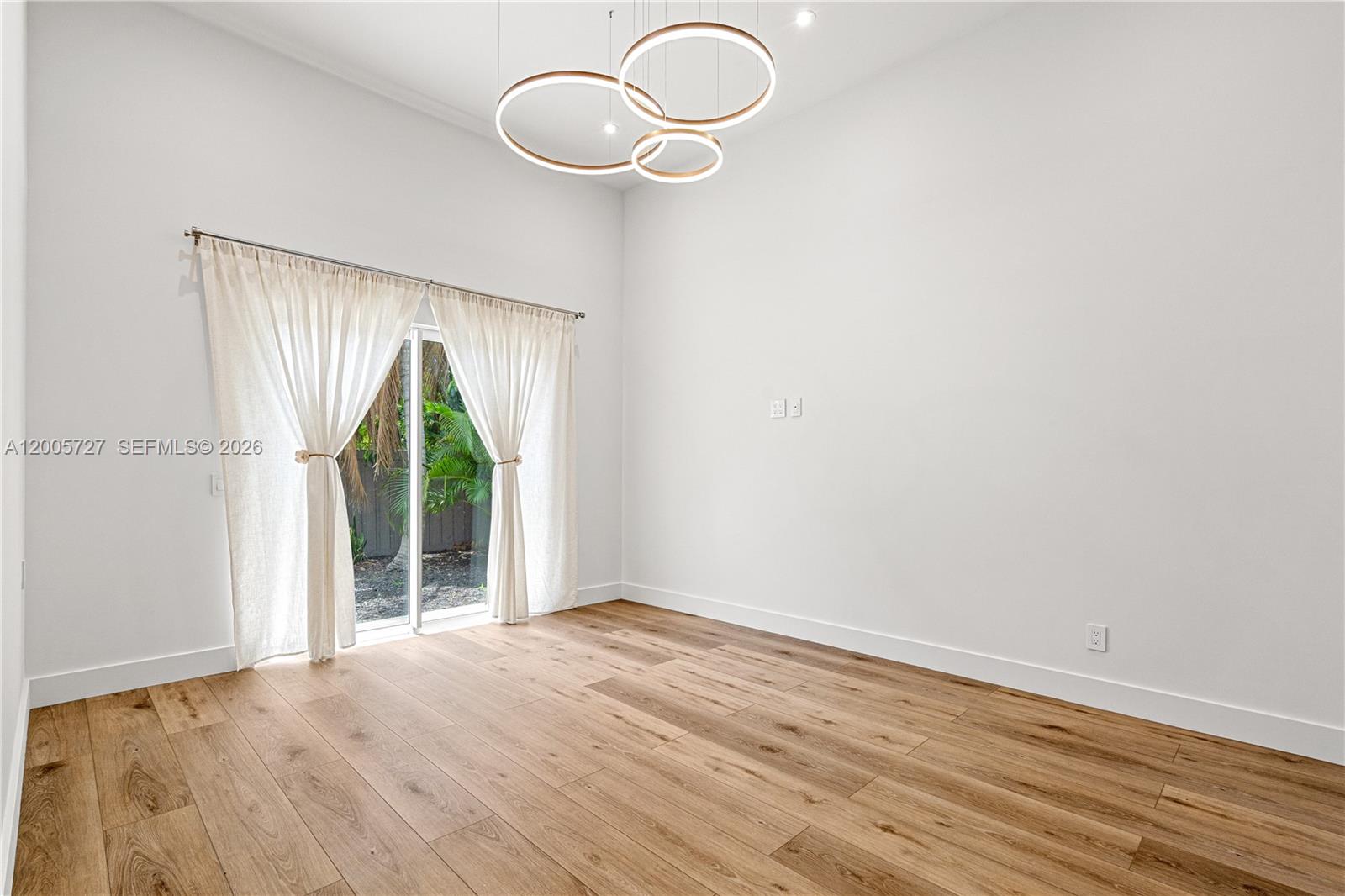 635 5 / 3 2199 sq. ft. $ 2026-04-22 0 Photo