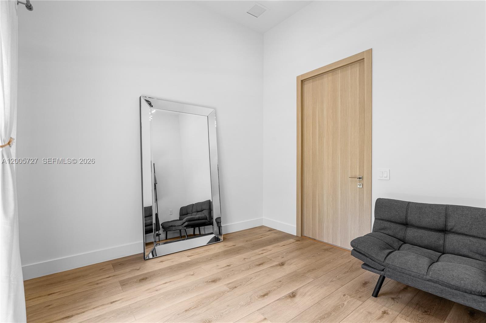 635 5 / 3 2199 sq. ft. $ 2026-04-22 0 Photo