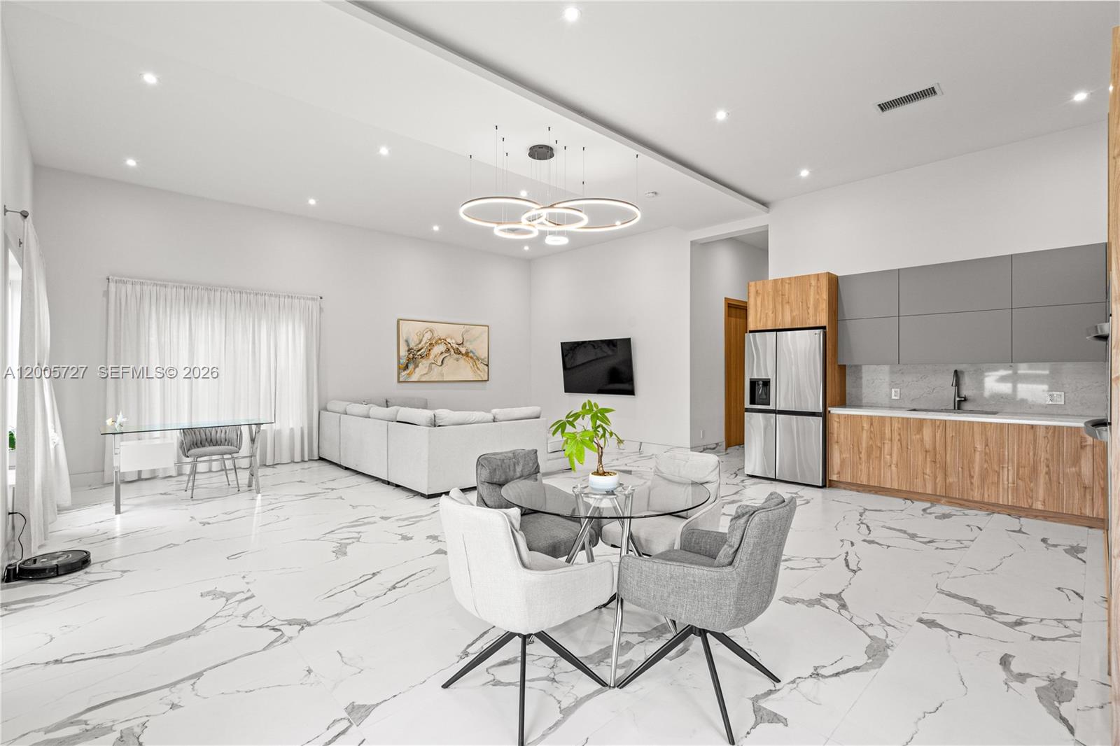 635 5 / 3 2199 sq. ft. $ 2026-04-22 0 Photo