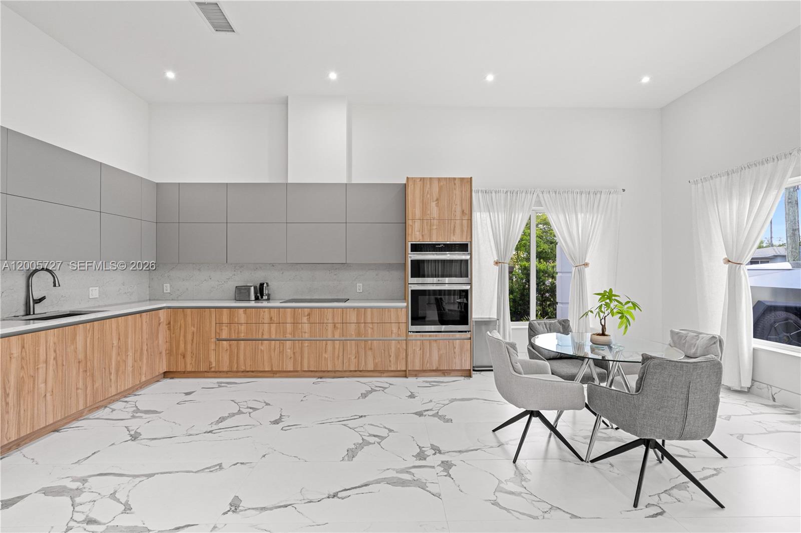 635 5 / 3 2199 sq. ft. $ 2026-04-22 0 Photo