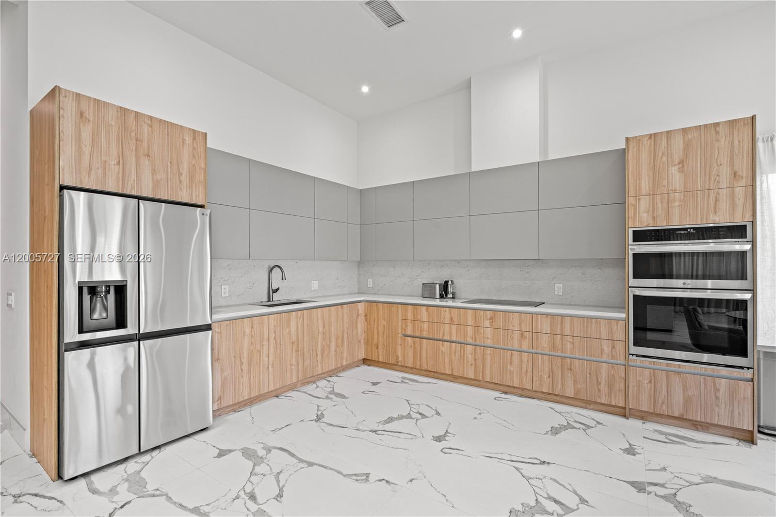 635 5 / 3 2199 sq. ft. $ 2026-04-22 0 Photo