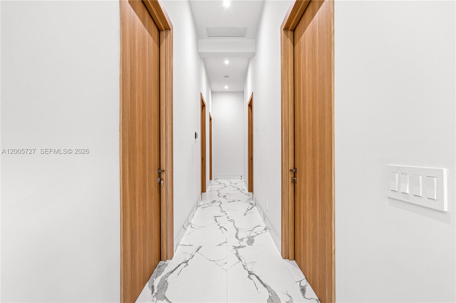 635 5 / 3 2199 sq. ft. $ 2026-04-22 0 Photo