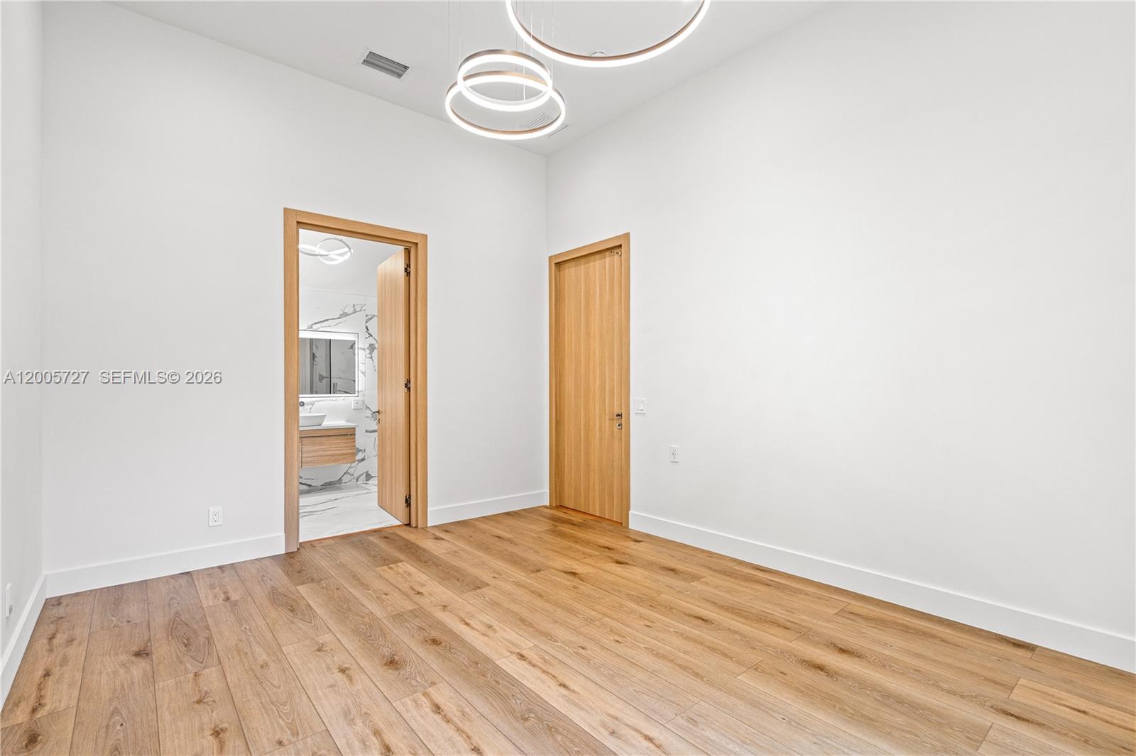 635 5 / 3 2199 sq. ft. $ 2026-04-22 0 Photo