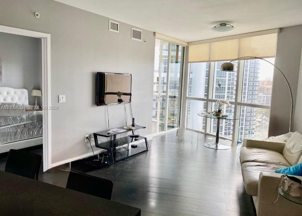 2003 1 / 2 914 sq. ft. $ 2026-04-22 0 Photo