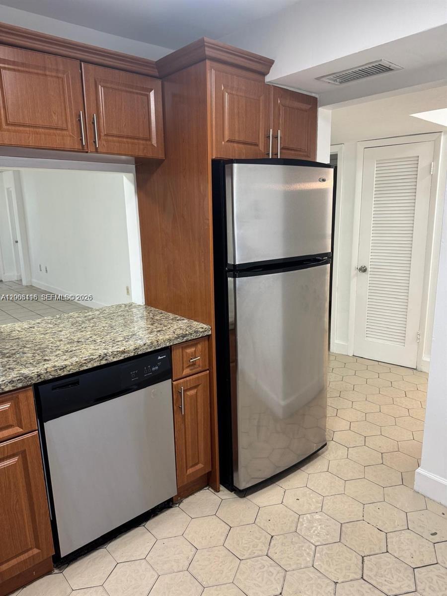 D108 1 / 2 898 sq. ft. $ 2026-04-22 0 foto