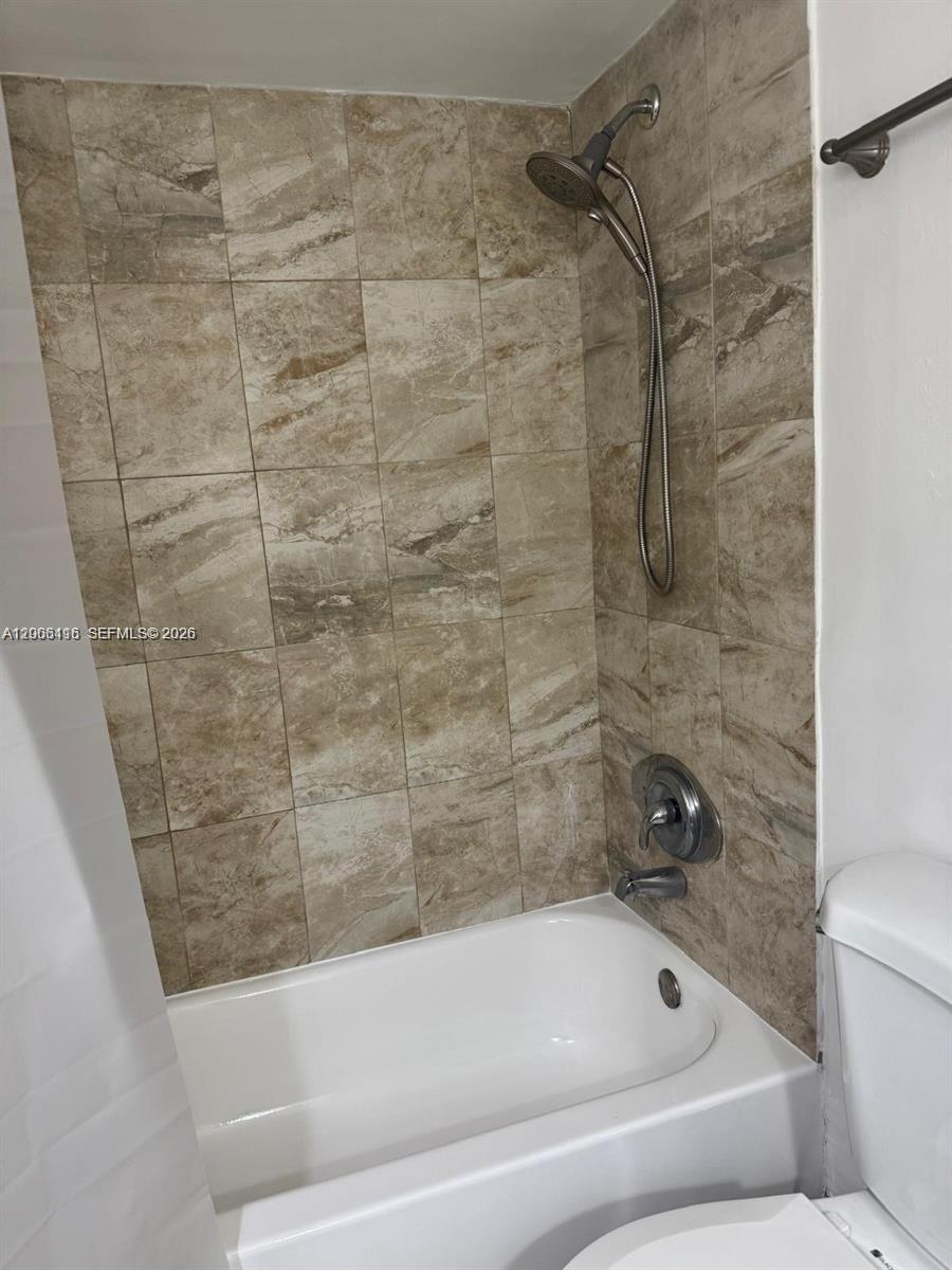 D108 1 / 2 898 sq. ft. $ 2026-04-22 0 foto