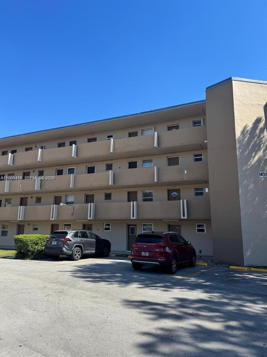D108 1 / 2 898 sq. ft. $ 2026-04-22 0 foto