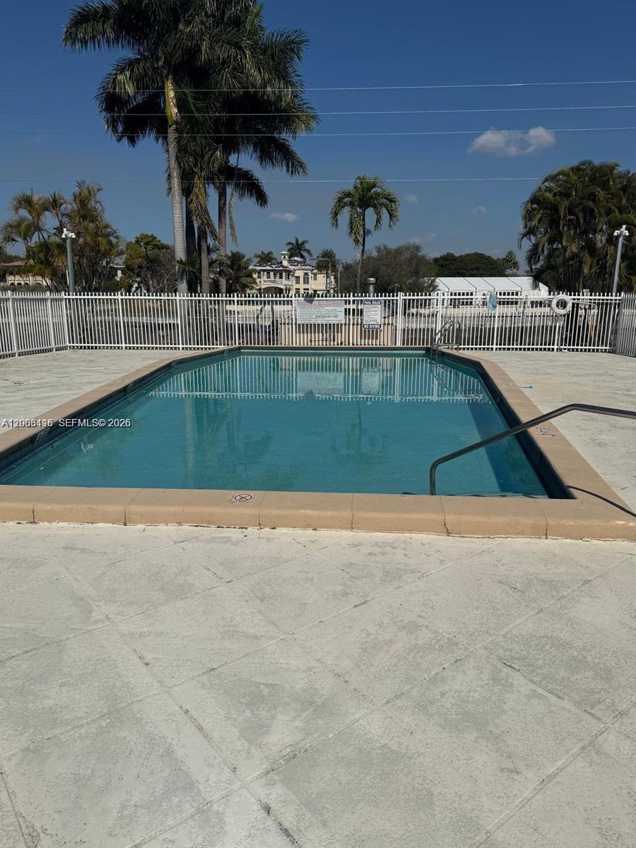 D108 1 / 2 898 sq. ft. $ 2026-04-22 0 foto