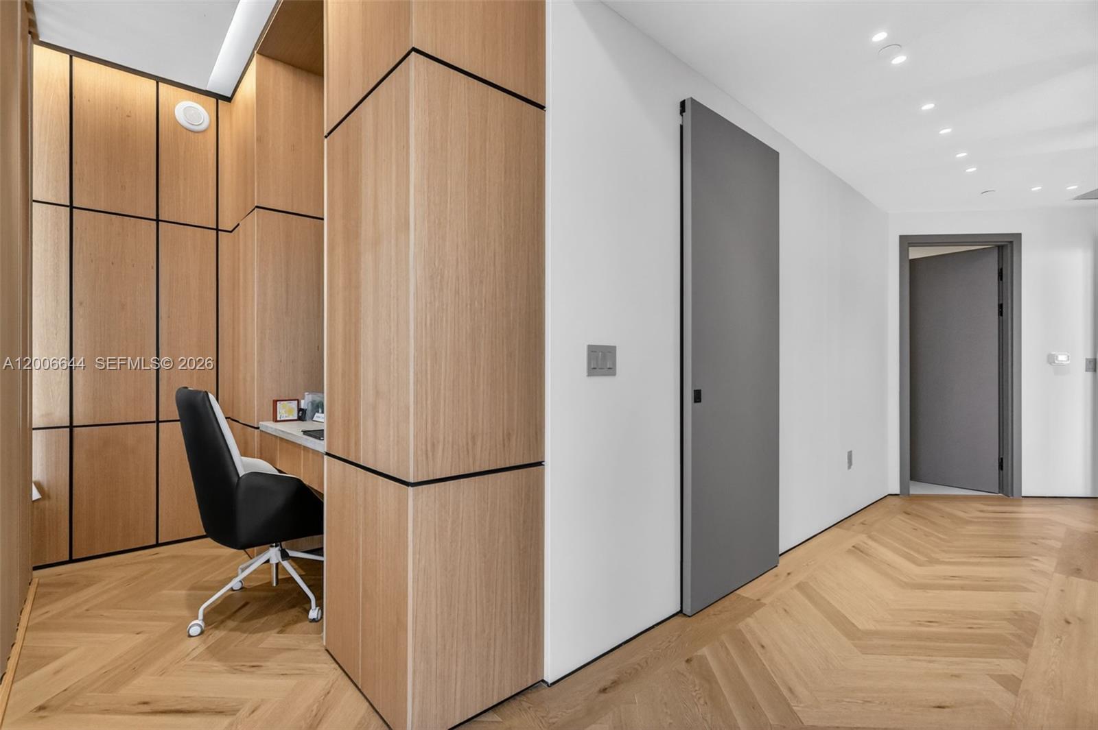 904 3 / 4 2608 sq. ft. $ 2026-04-23 0 Photo