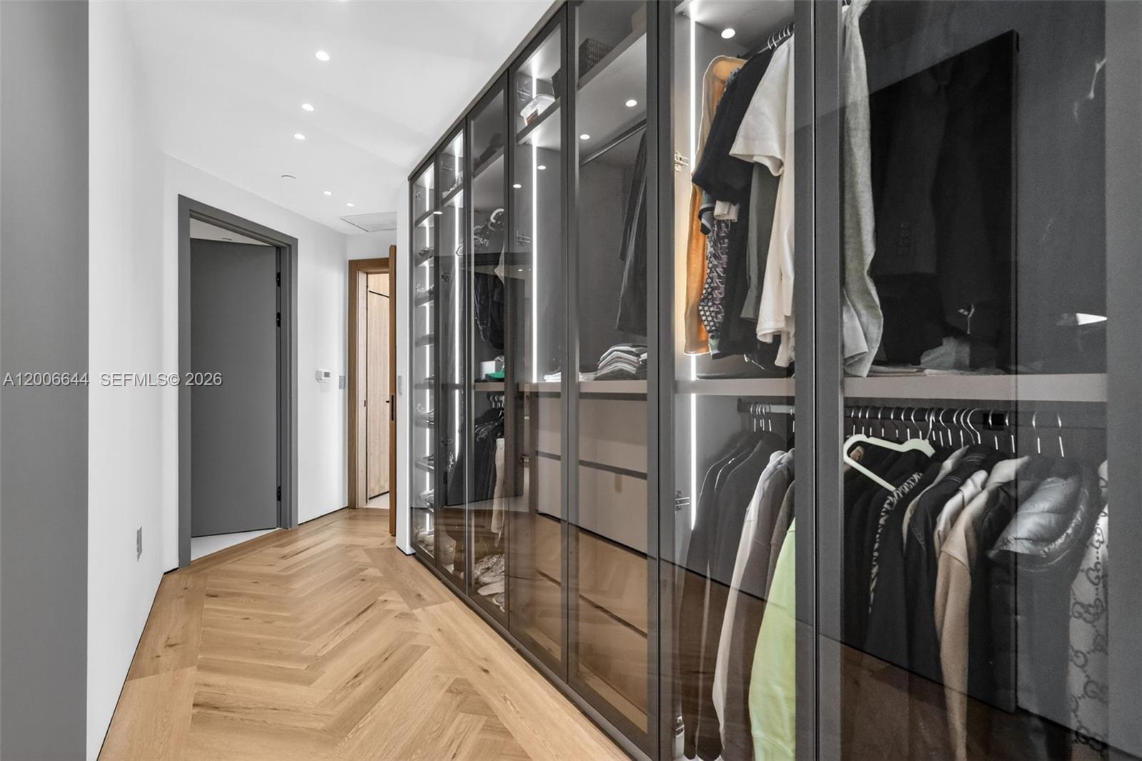 904 3 / 4 2608 sq. ft. $ 2026-04-23 0 Photo