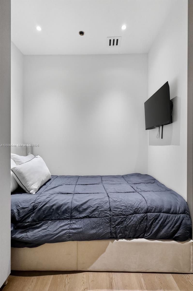 904 3 / 4 2608 sq. ft. $ 2026-04-23 0 Photo