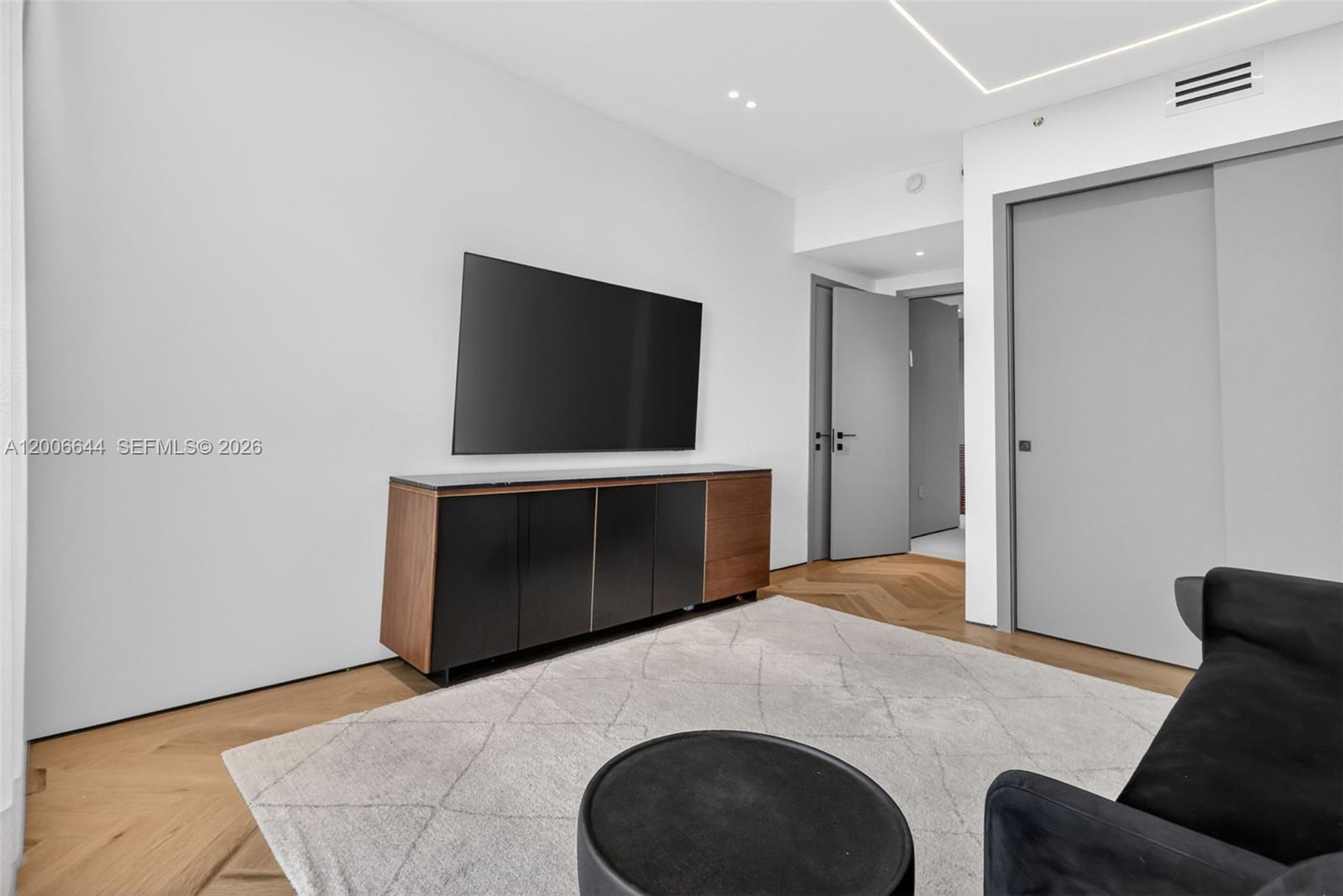 904 3 / 4 2608 sq. ft. $ 2026-04-23 0 Photo