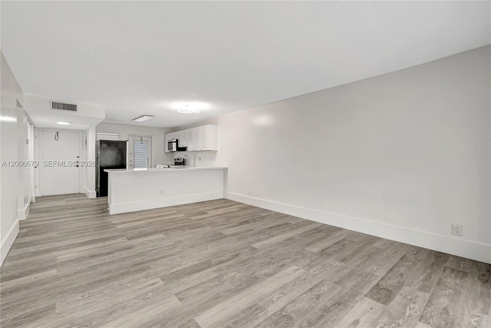 See details 207 2 / 2 992 sq. ft. $ 2026-04-23 0 Photo