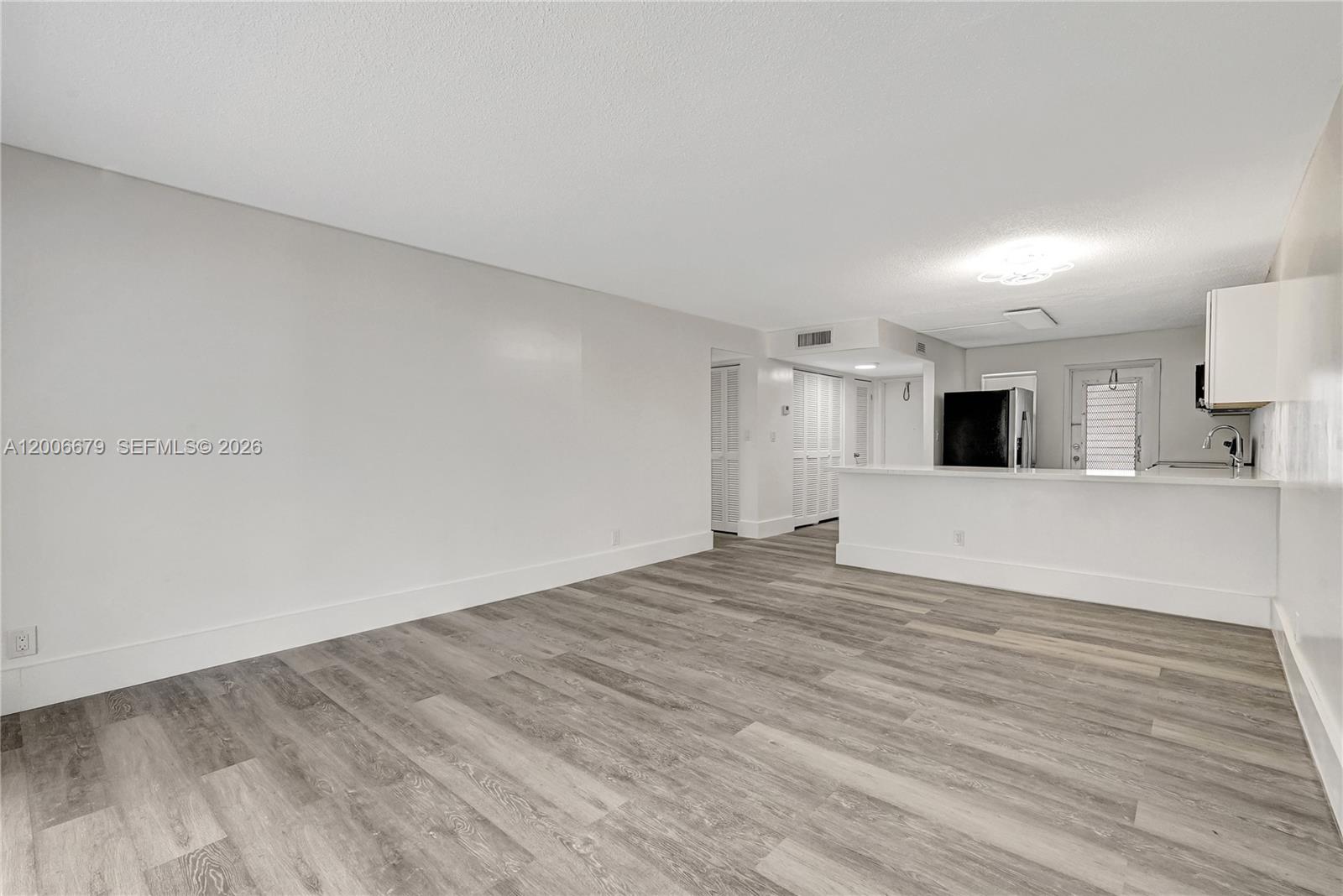 See details 207 2 / 2 992 sq. ft. $ 2026-04-23 0 Photo