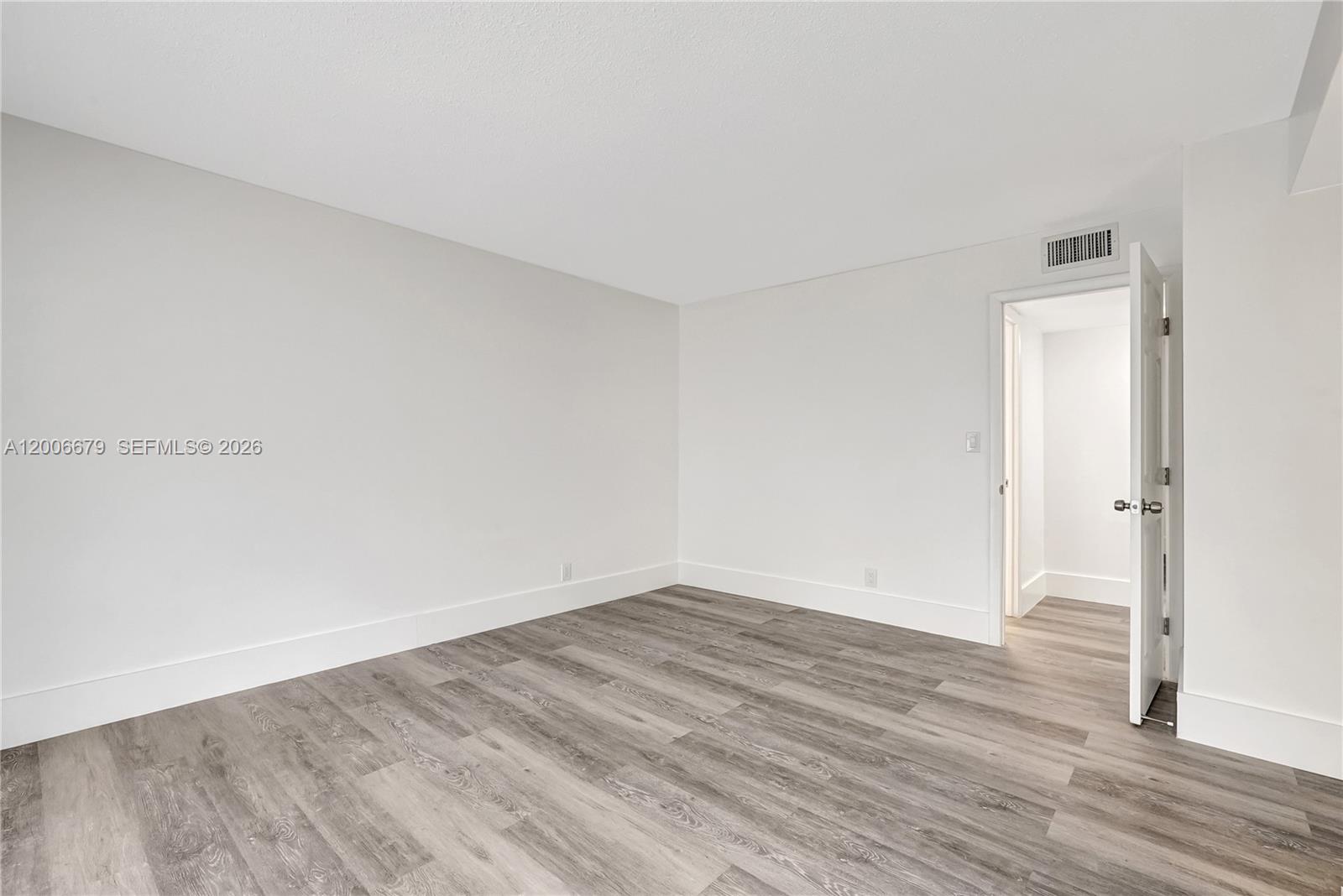 See details 207 2 / 2 992 sq. ft. $ 2026-04-23 0 Photo