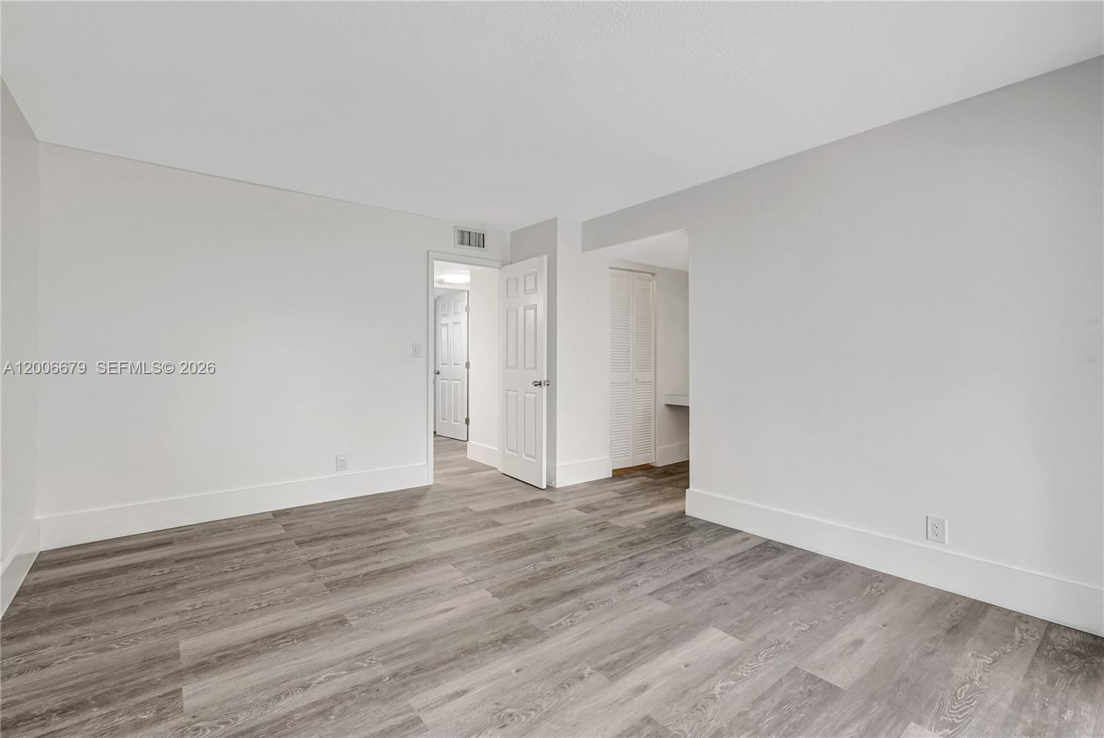 See details 207 2 / 2 992 sq. ft. $ 2026-04-23 0 Photo