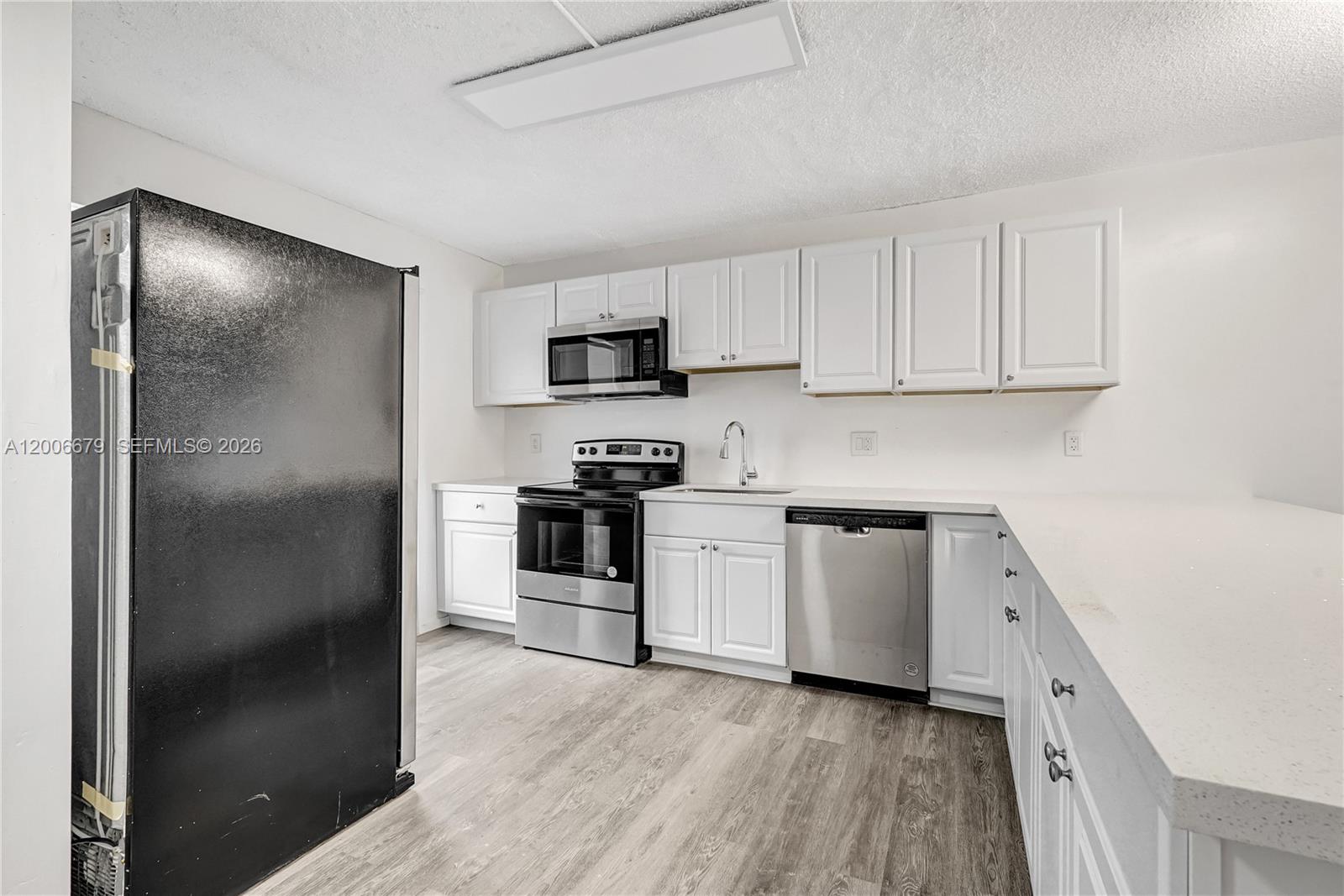 See details 207 2 / 2 992 sq. ft. $ 2026-04-23 0 Photo