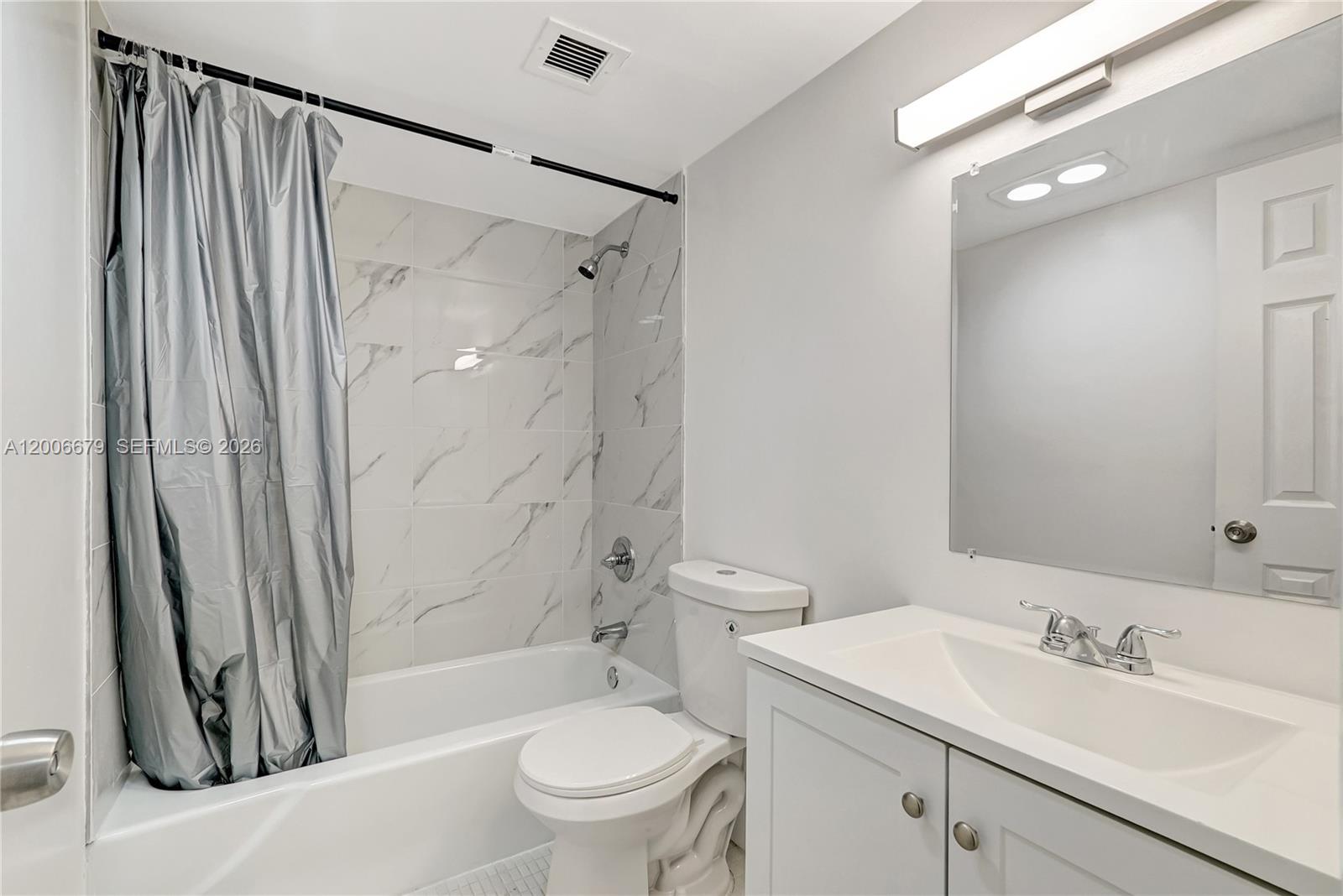 See details 207 2 / 2 992 sq. ft. $ 2026-04-23 0 Photo