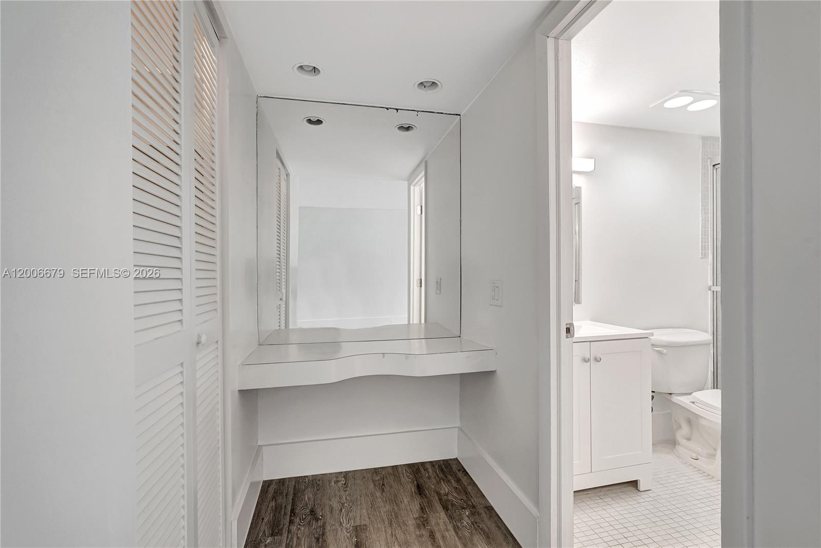 See details 207 2 / 2 992 sq. ft. $ 2026-04-23 0 Photo