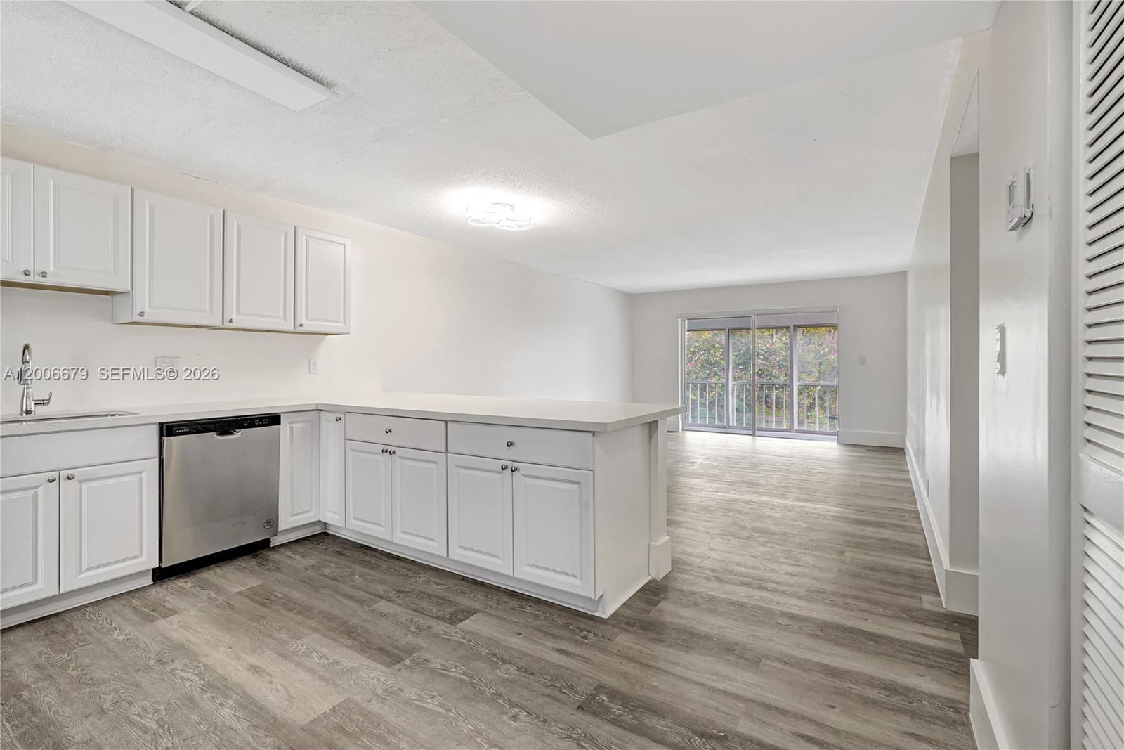 See details 207 2 / 2 992 sq. ft. $ 2026-04-23 0 Photo