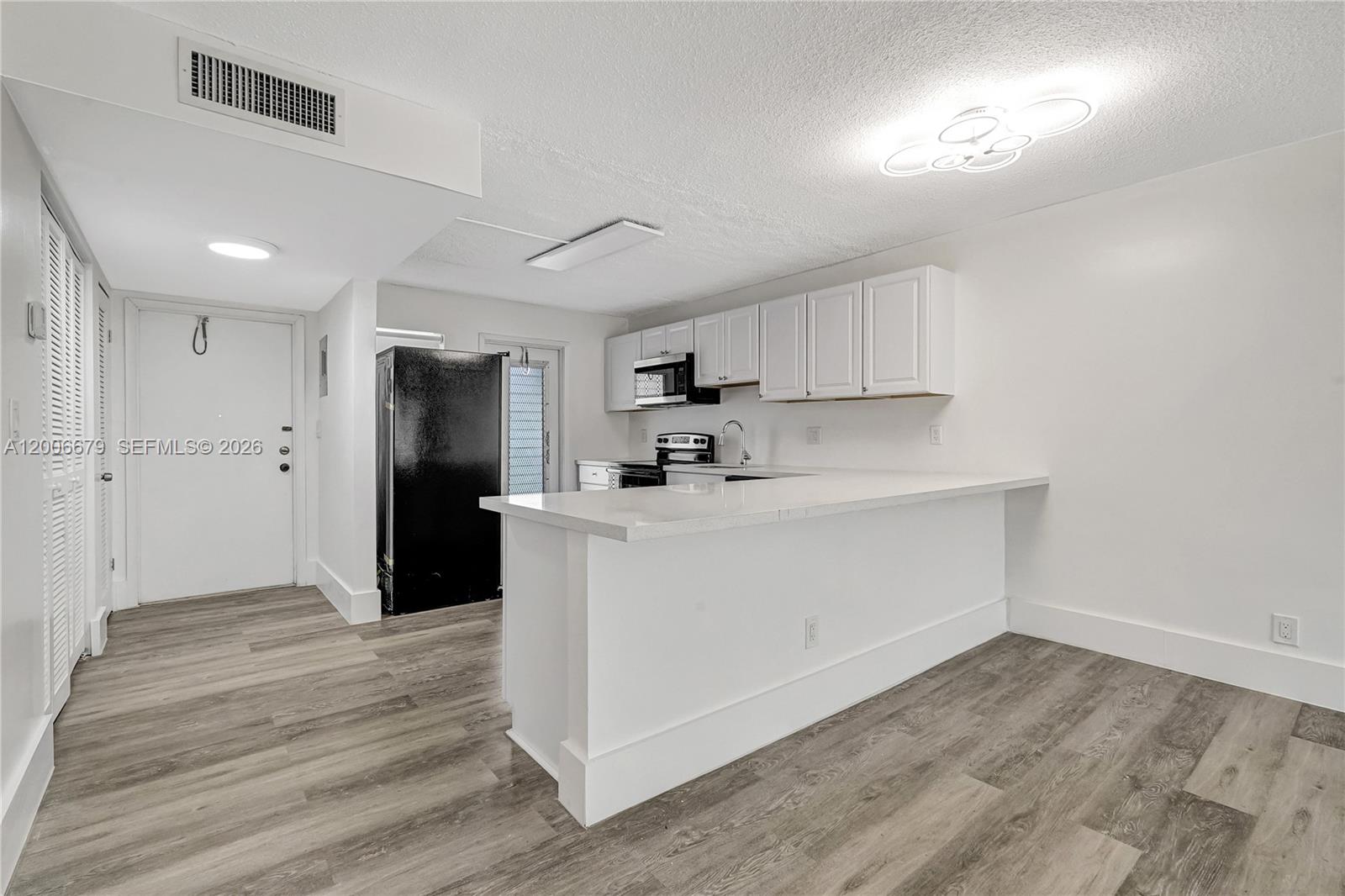 See details 207 2 / 2 992 sq. ft. $ 2026-04-23 0 Photo