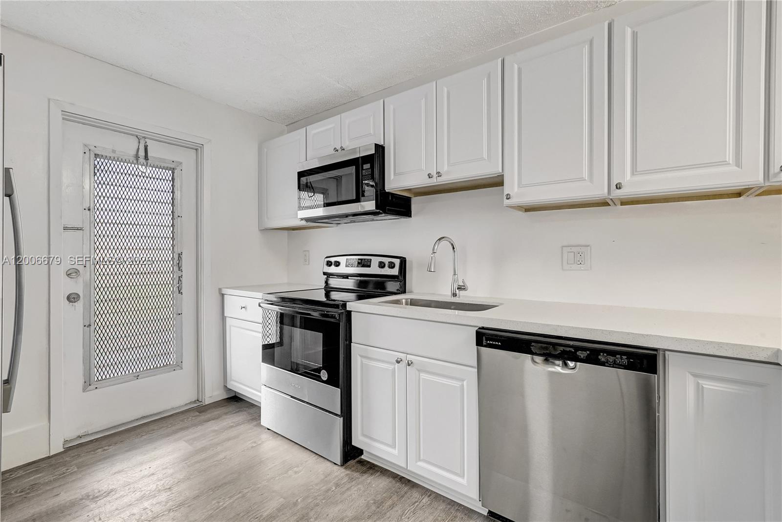 See details 207 2 / 2 992 sq. ft. $ 2026-04-23 0 Photo