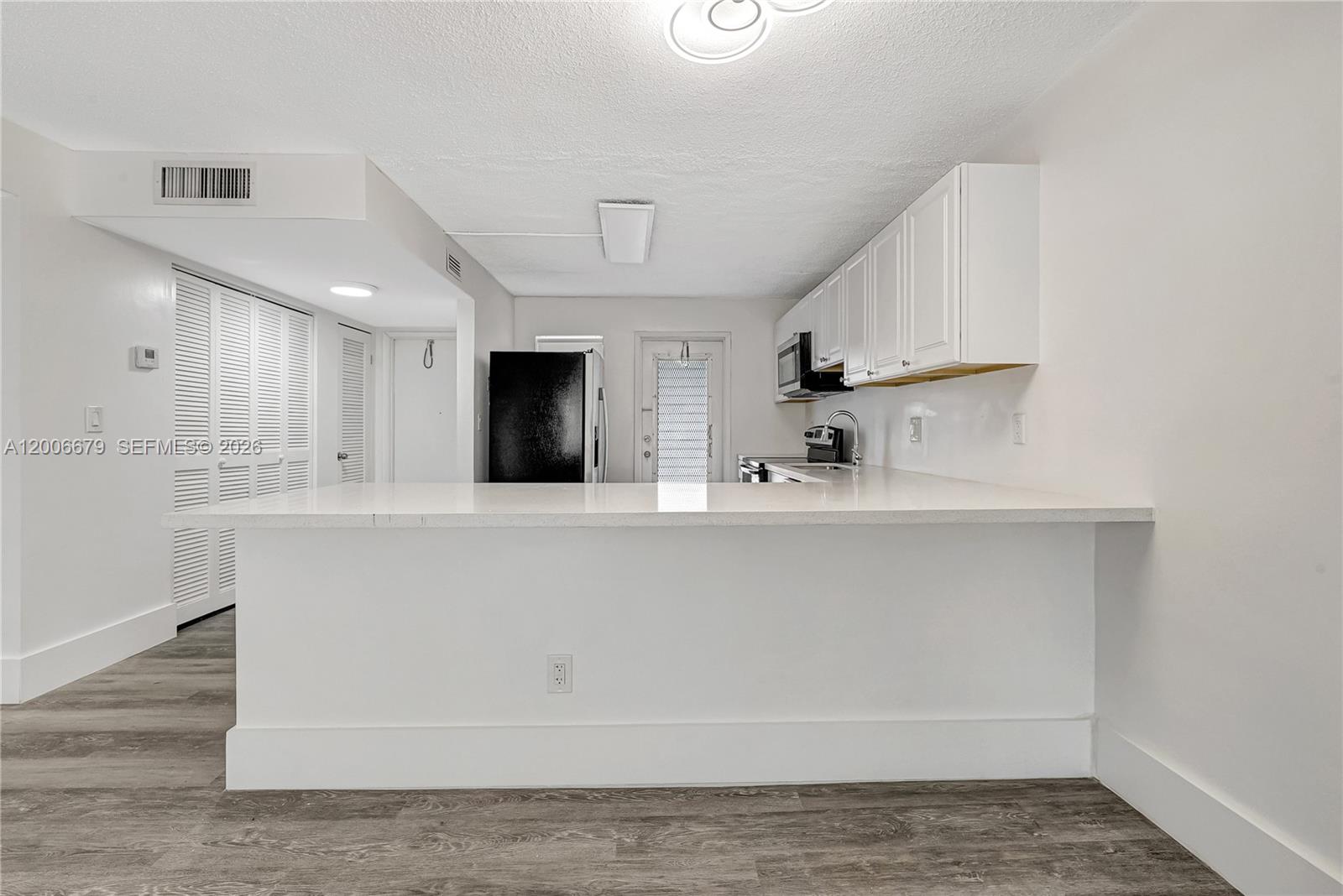 See details 207 2 / 2 992 sq. ft. $ 2026-04-23 0 Photo