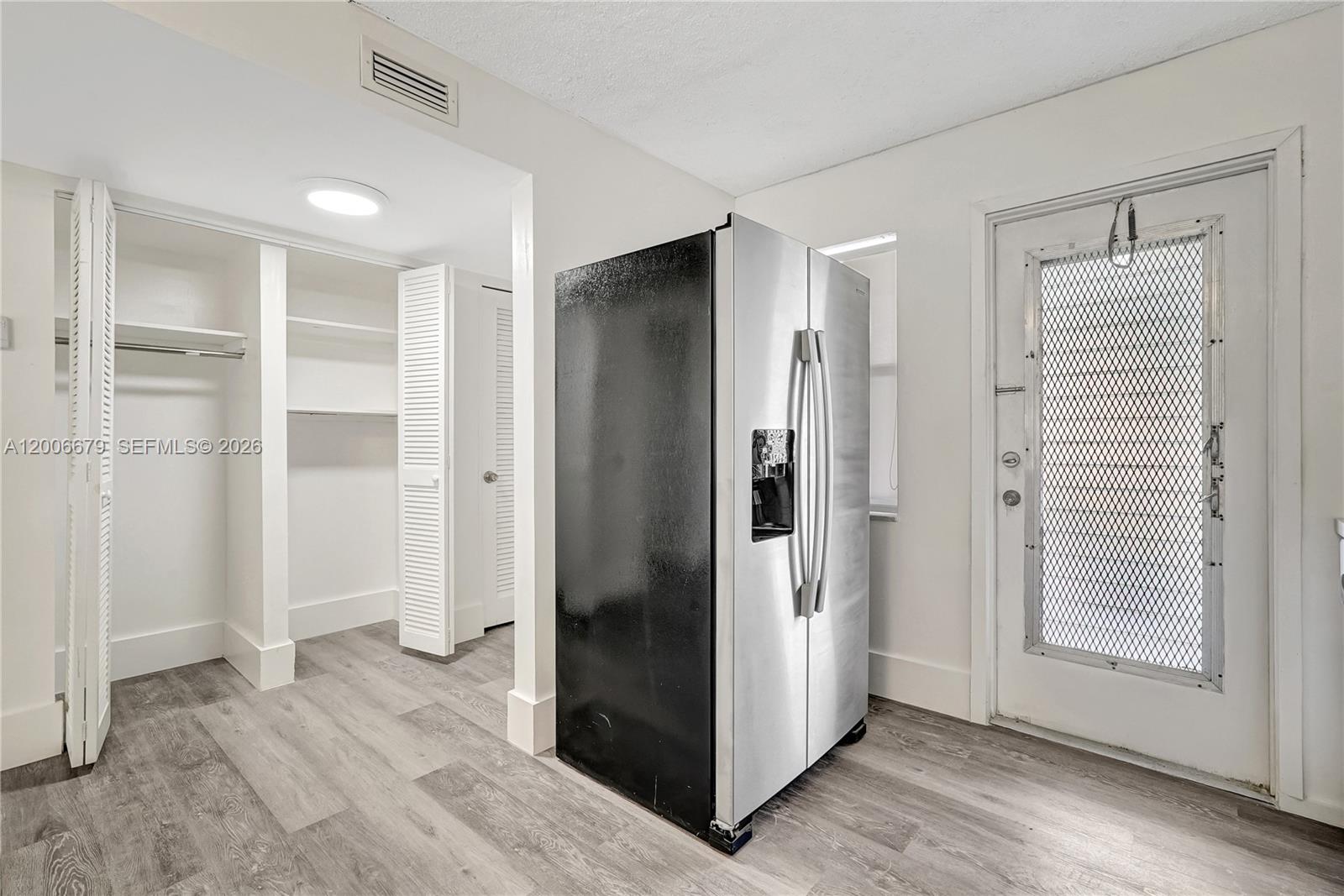 See details 207 2 / 2 992 sq. ft. $ 2026-04-23 0 Photo