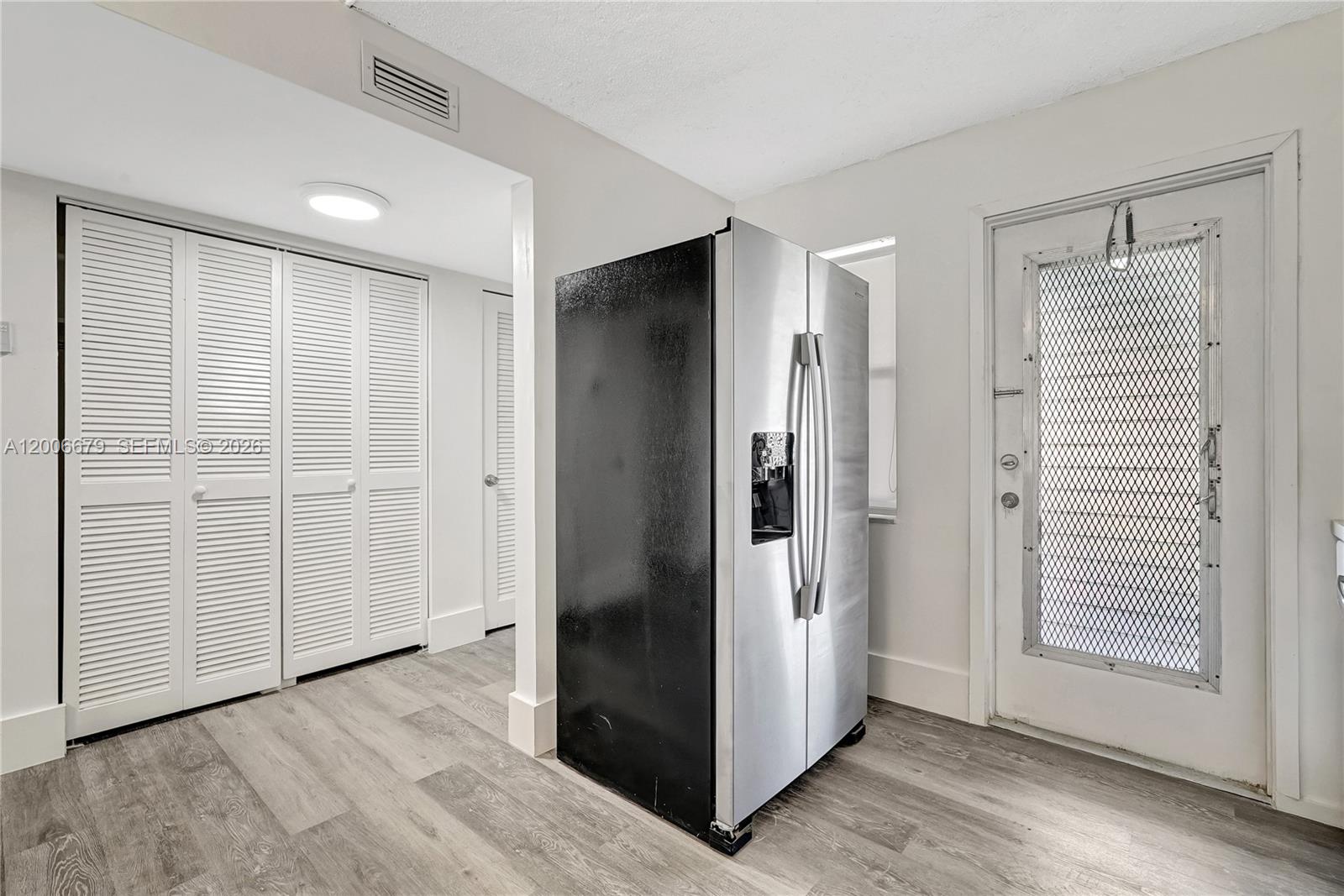 See details 207 2 / 2 992 sq. ft. $ 2026-04-23 0 Photo