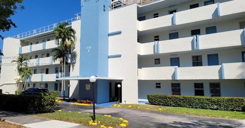 Ver detalles A106 1 / 2 898 sq. ft. $ 2026-04-23 0 foto