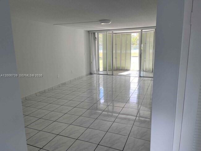 Ver detalles A106 1 / 2 898 sq. ft. $ 2026-04-23 0 foto