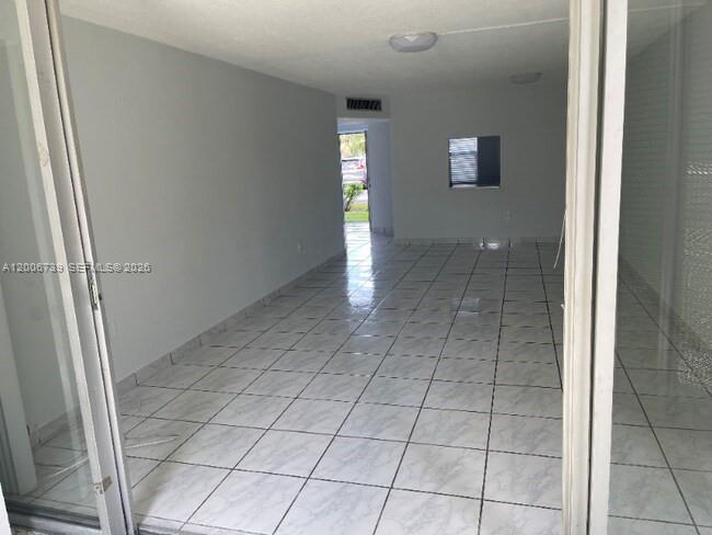 Ver detalles A106 1 / 2 898 sq. ft. $ 2026-04-23 0 foto