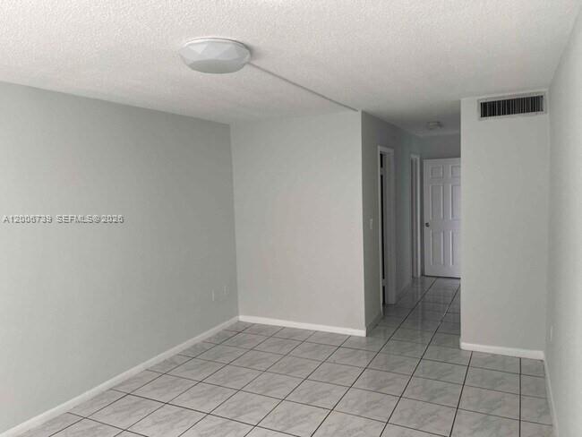 Ver detalles A106 1 / 2 898 sq. ft. $ 2026-04-23 0 foto