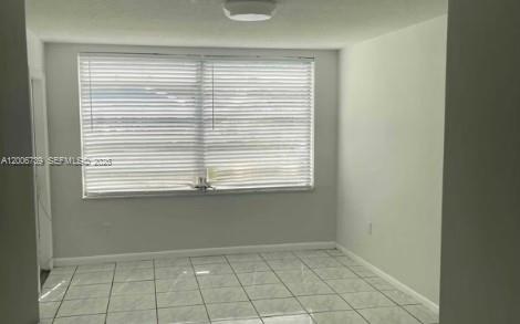 Ver detalles A106 1 / 2 898 sq. ft. $ 2026-04-23 0 foto