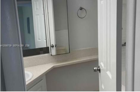 Ver detalles A106 1 / 2 898 sq. ft. $ 2026-04-23 0 foto