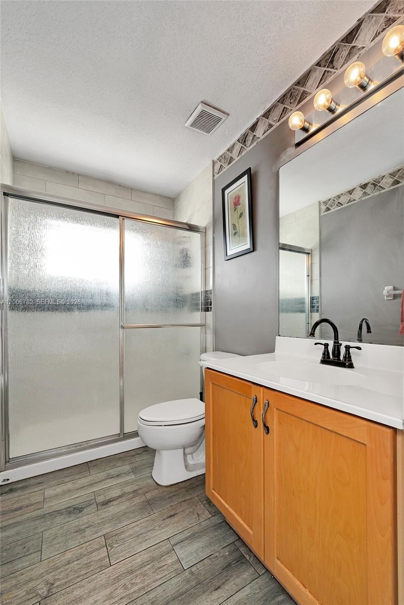 6140 4 / 3 2047 sq. ft. $ 2026-04-23 0 Photo