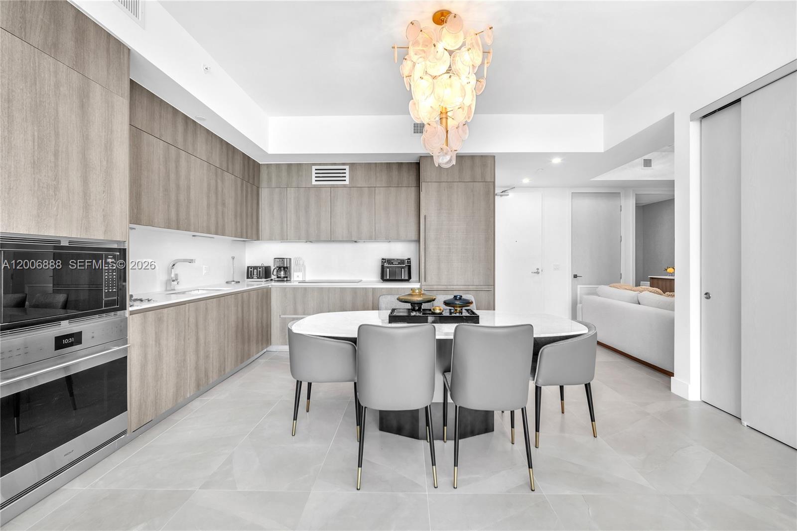 1002 3 / 3 1385 sq. ft. $ 2026-05-08 0 foto
