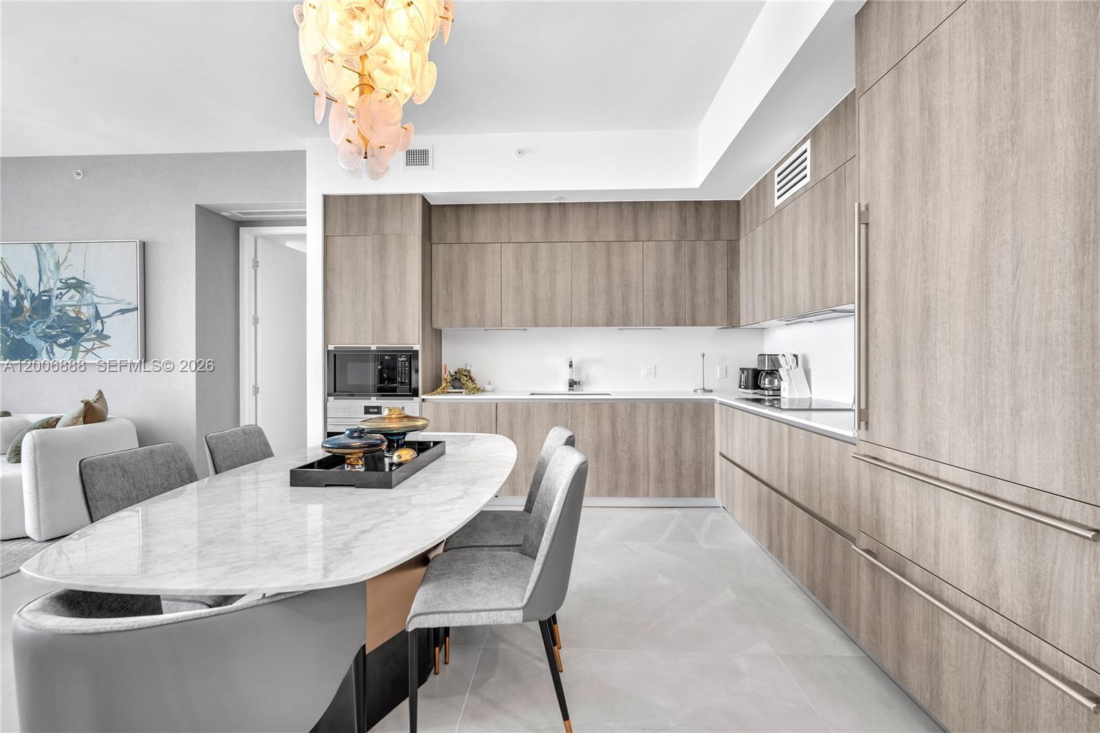 1002 3 / 3 1385 sq. ft. $ 2026-05-08 0 foto