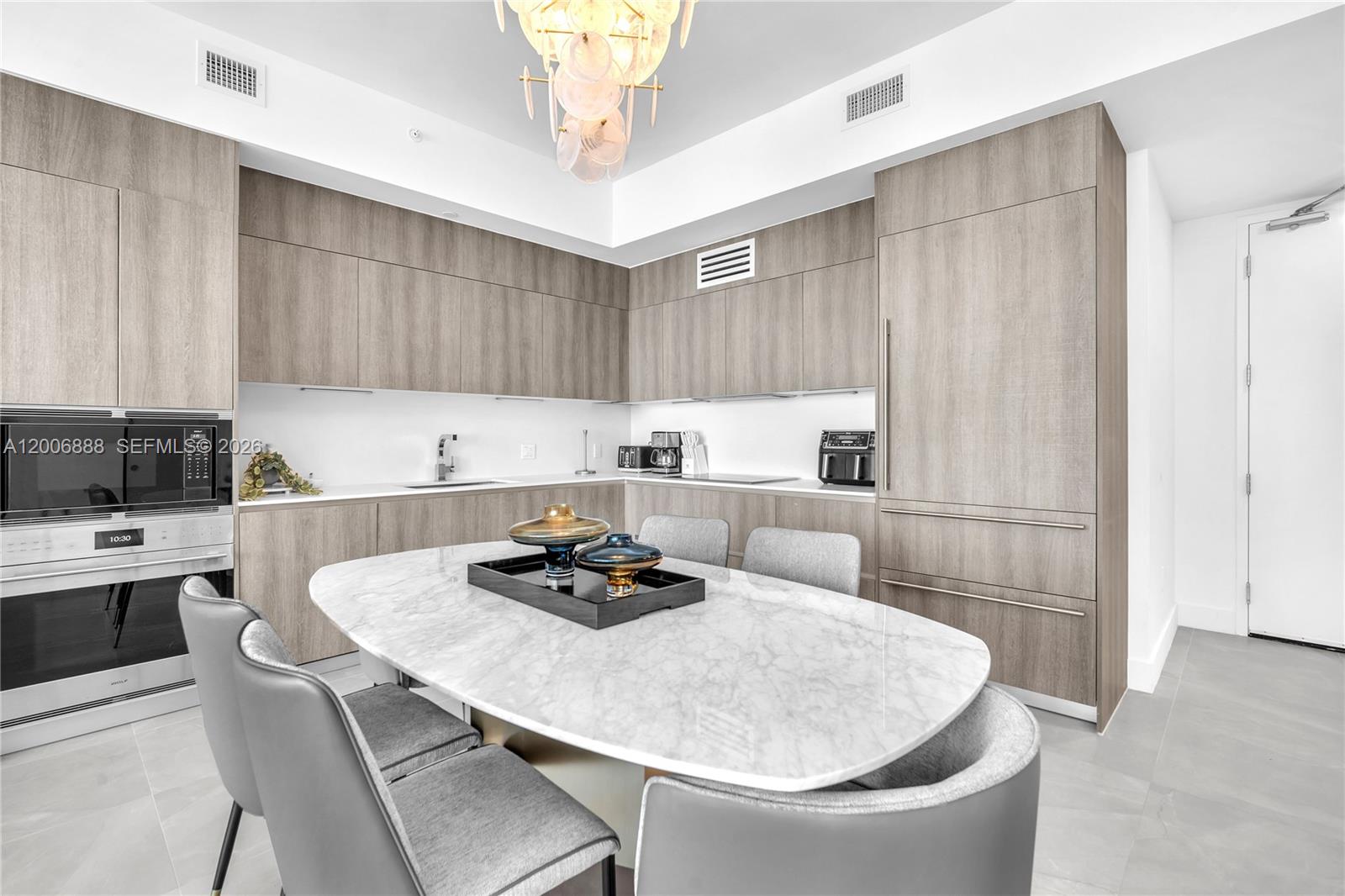1002 3 / 3 1385 sq. ft. $ 2026-05-08 0 foto