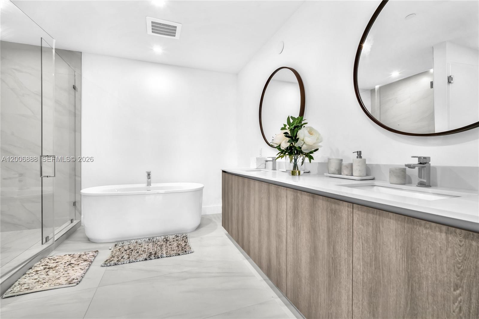 1002 3 / 3 1385 sq. ft. $ 2026-05-08 0 foto