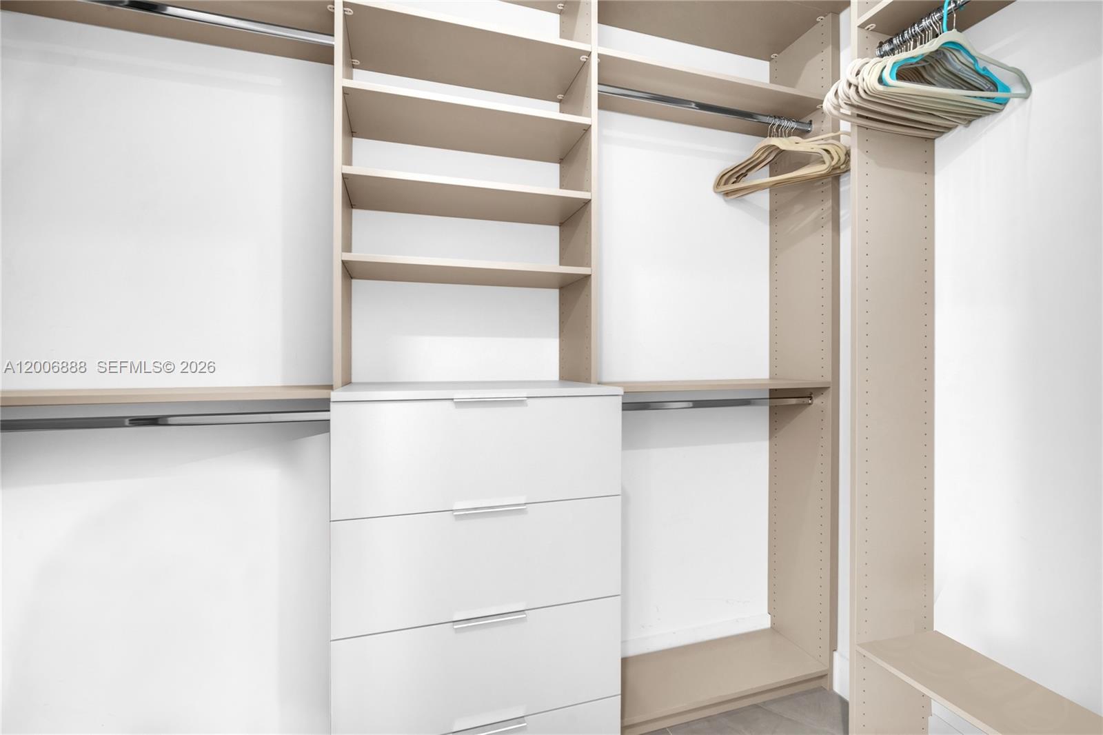 1002 3 / 3 1385 sq. ft. $ 2026-05-08 0 foto