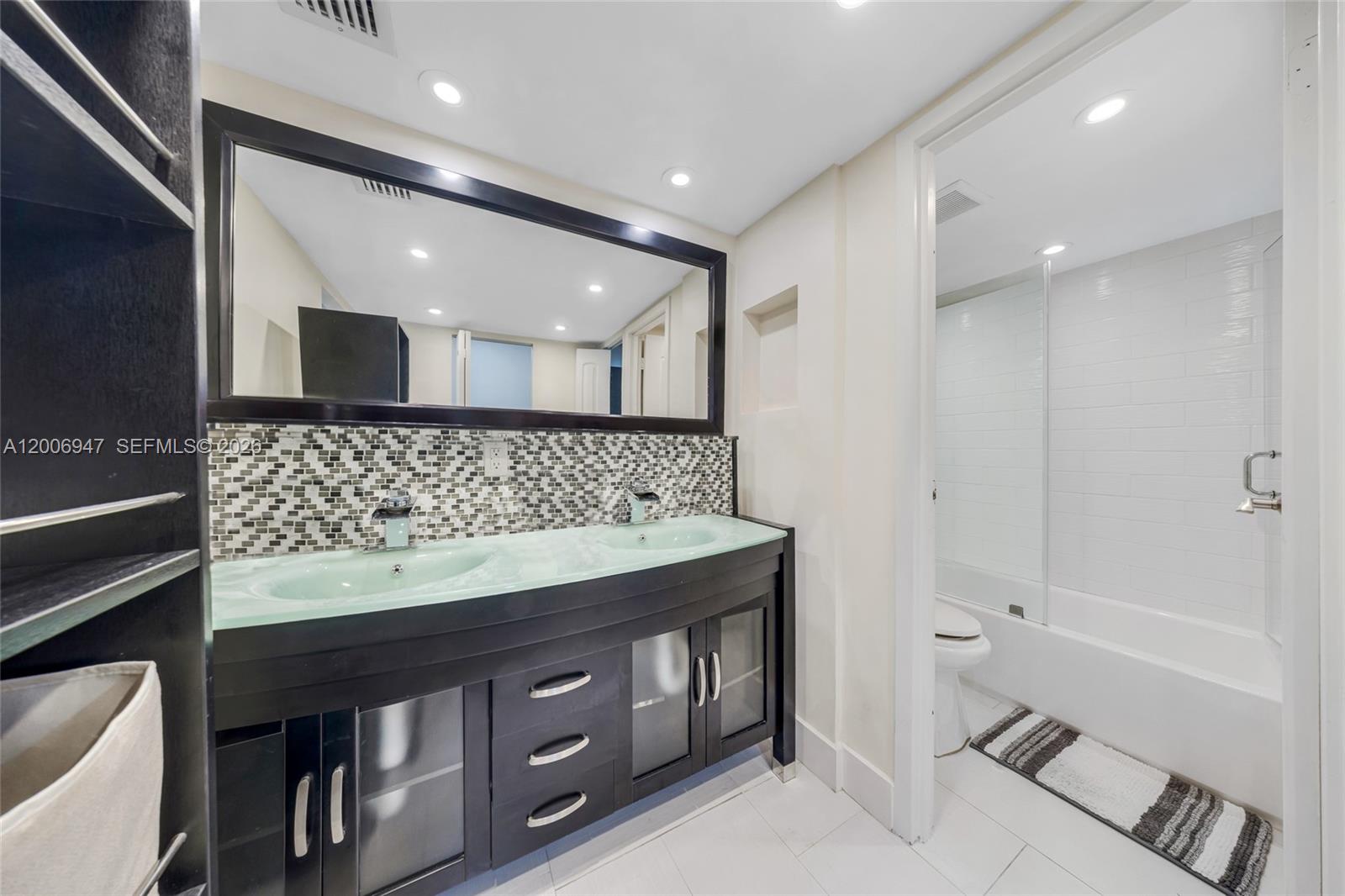 See details 606 2 / 2 1521 sq. ft. $ 2026-04-23 0 Photo