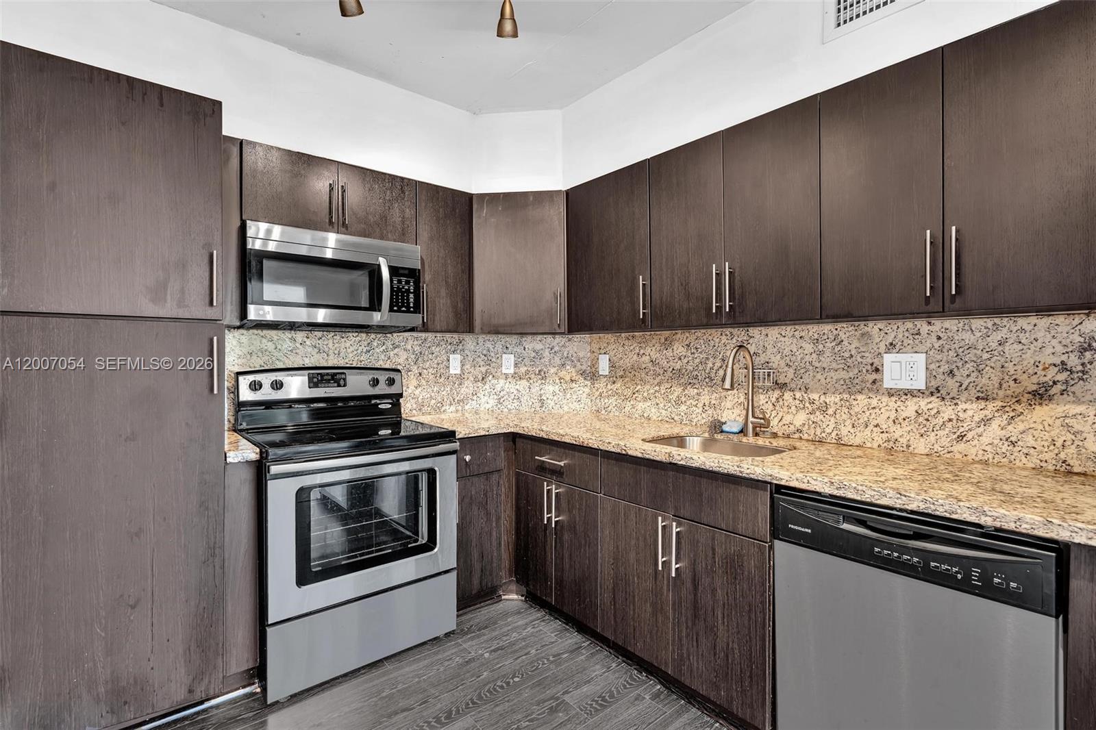 See details 228 1 / 2 762 sq. ft. $ 2026-04-24 0 Photo