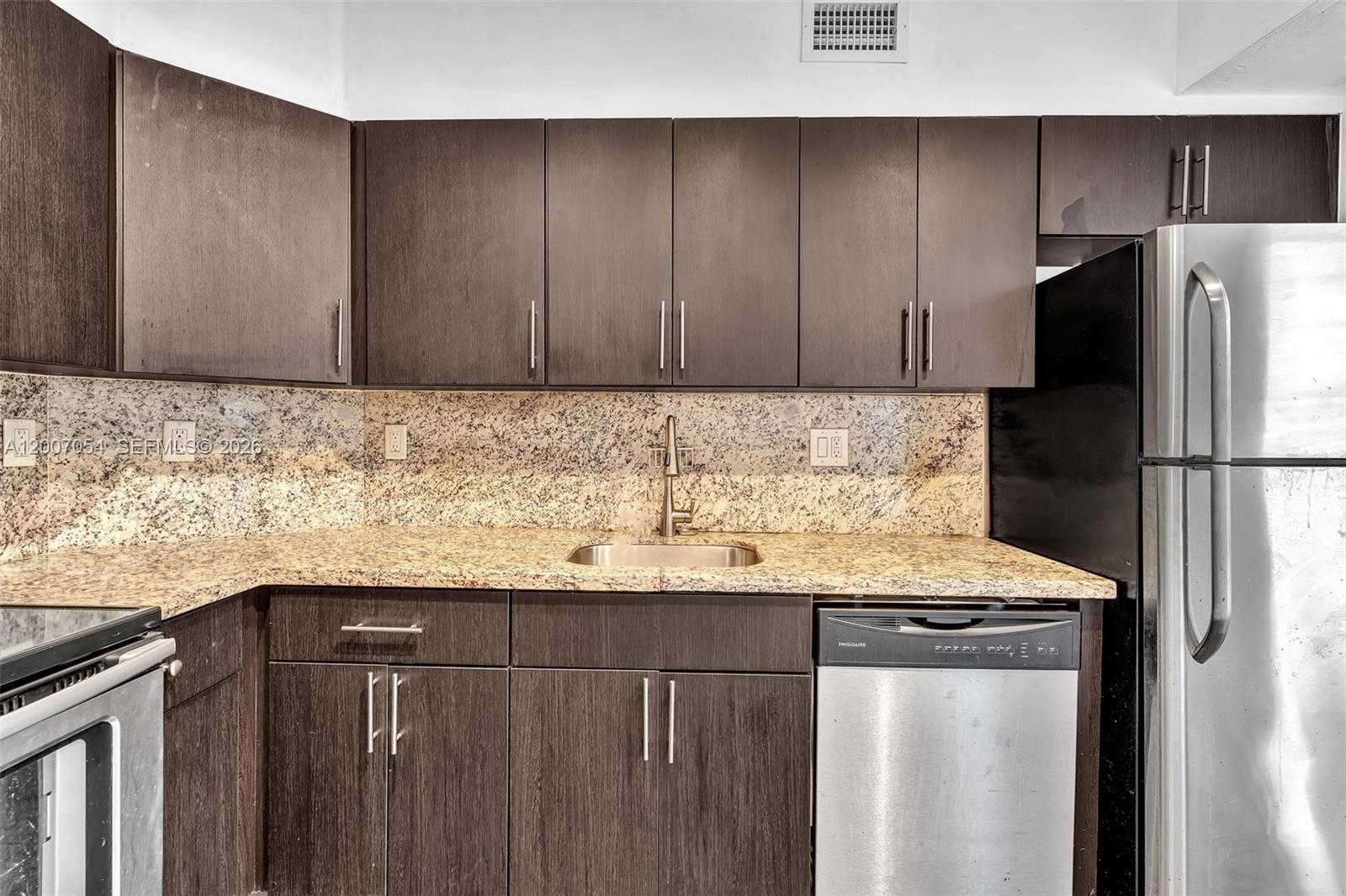 See details 228 1 / 2 762 sq. ft. $ 2026-04-24 0 Photo