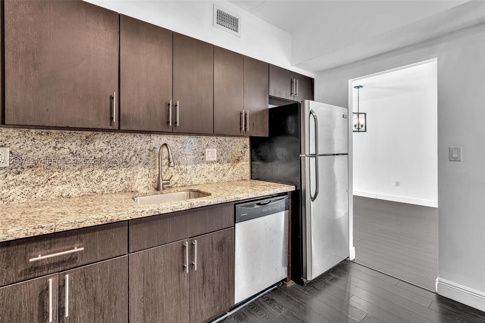 See details 228 1 / 2 762 sq. ft. $ 2026-04-24 0 Photo