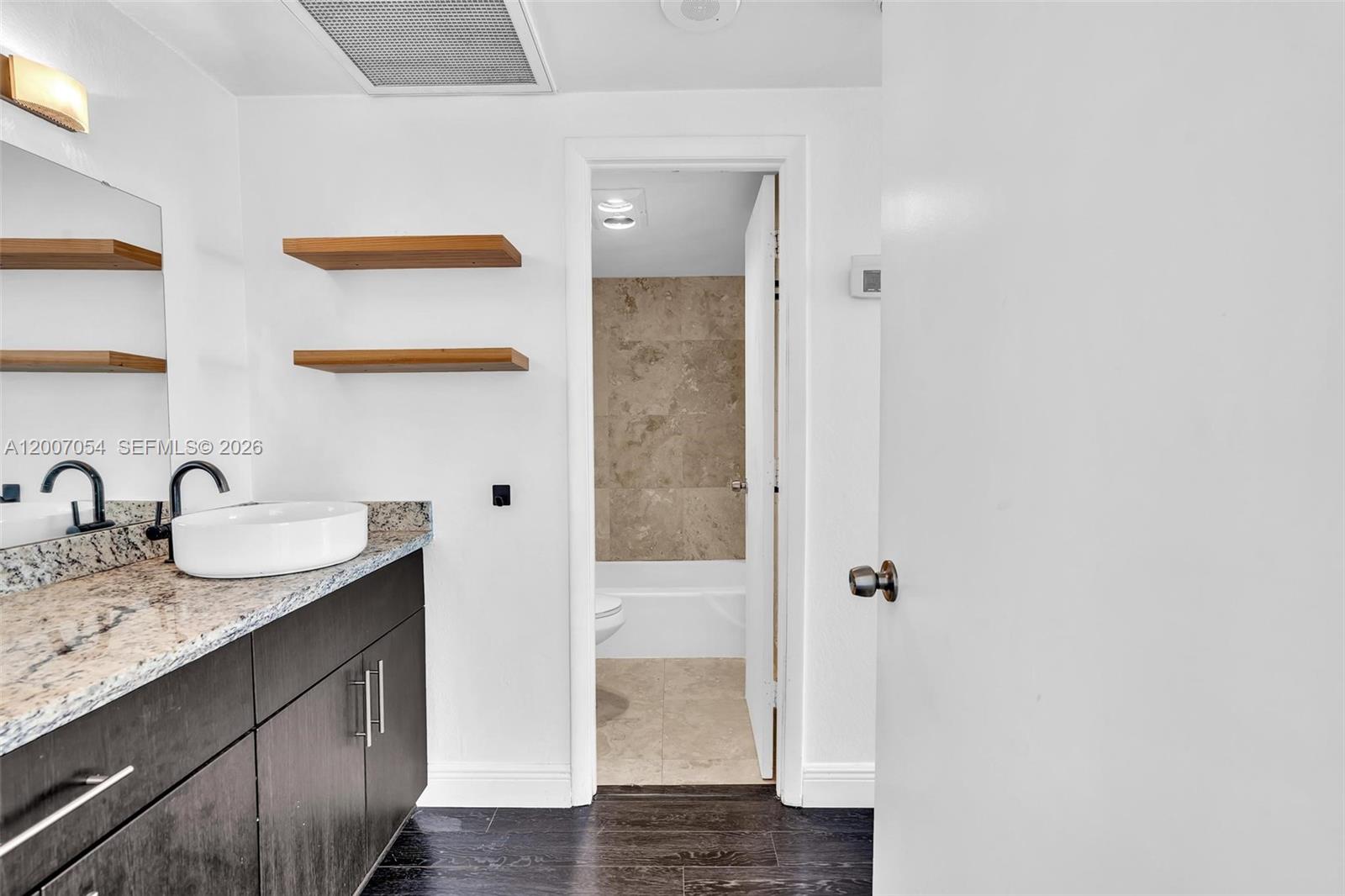 See details 228 1 / 2 762 sq. ft. $ 2026-04-24 0 Photo