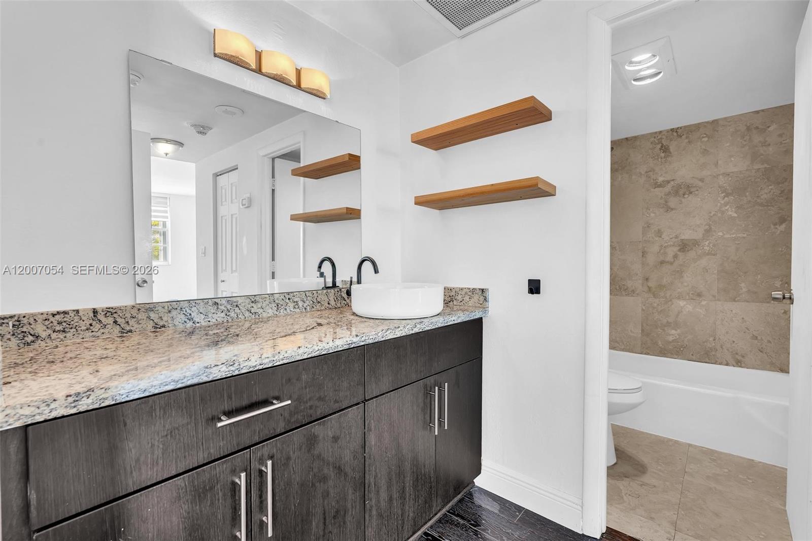 See details 228 1 / 2 762 sq. ft. $ 2026-04-24 0 Photo