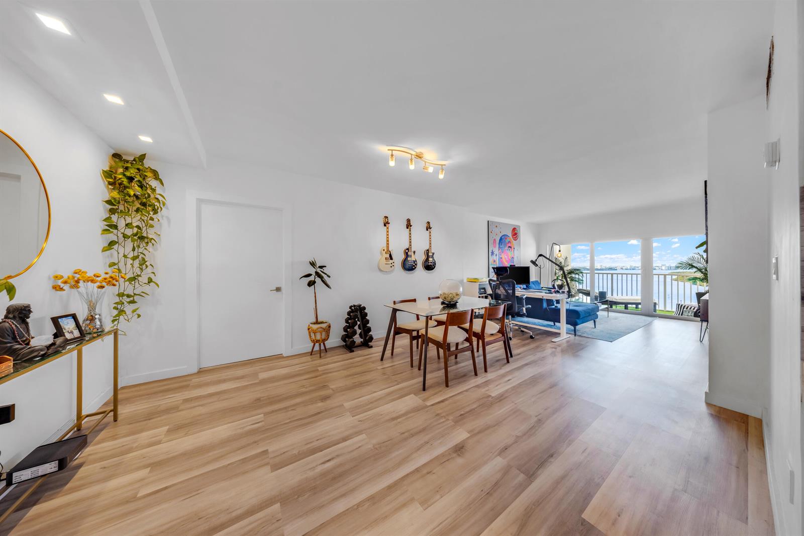 1614 1 /  762 sq. ft. $ 2026-06-17 0 foto